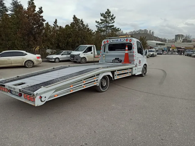 Hilal Oto Kurtarma çekicisi hizmet sırasında
