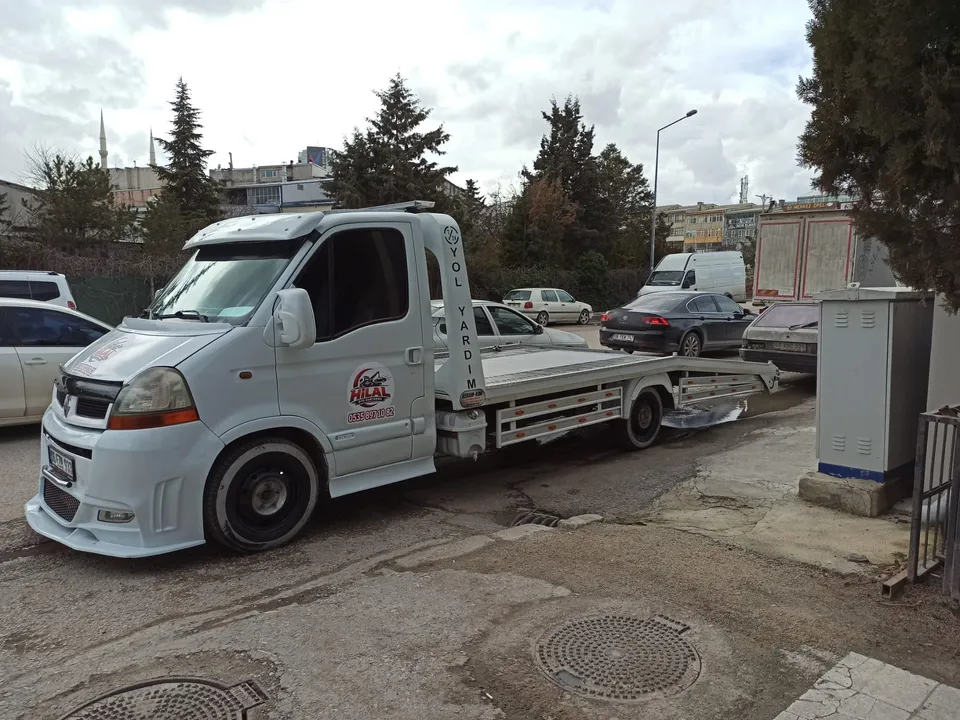 Hilal Oto Kurtarma'nın platformu açık beyaz çekici aracı, Ankara